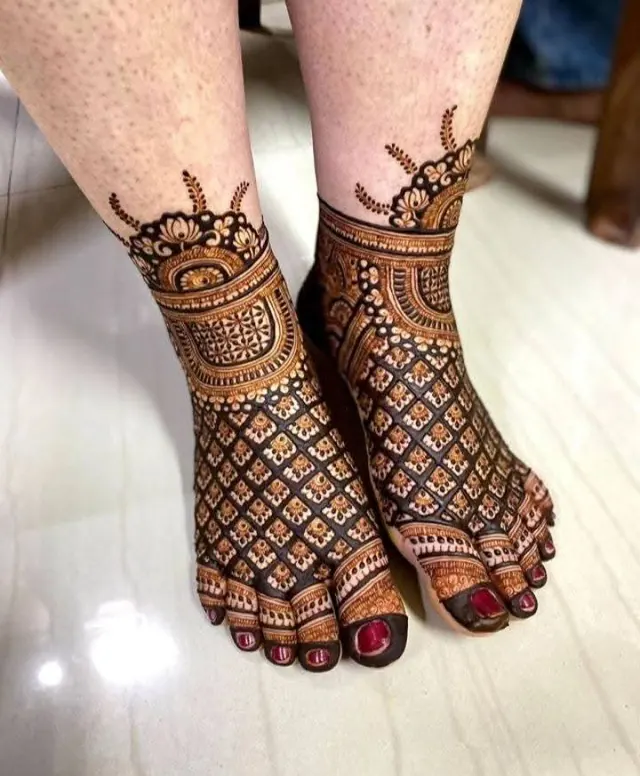 Bridal mehendi design on feet by Anand Mehendi & Tattoo, Bhubaneswar